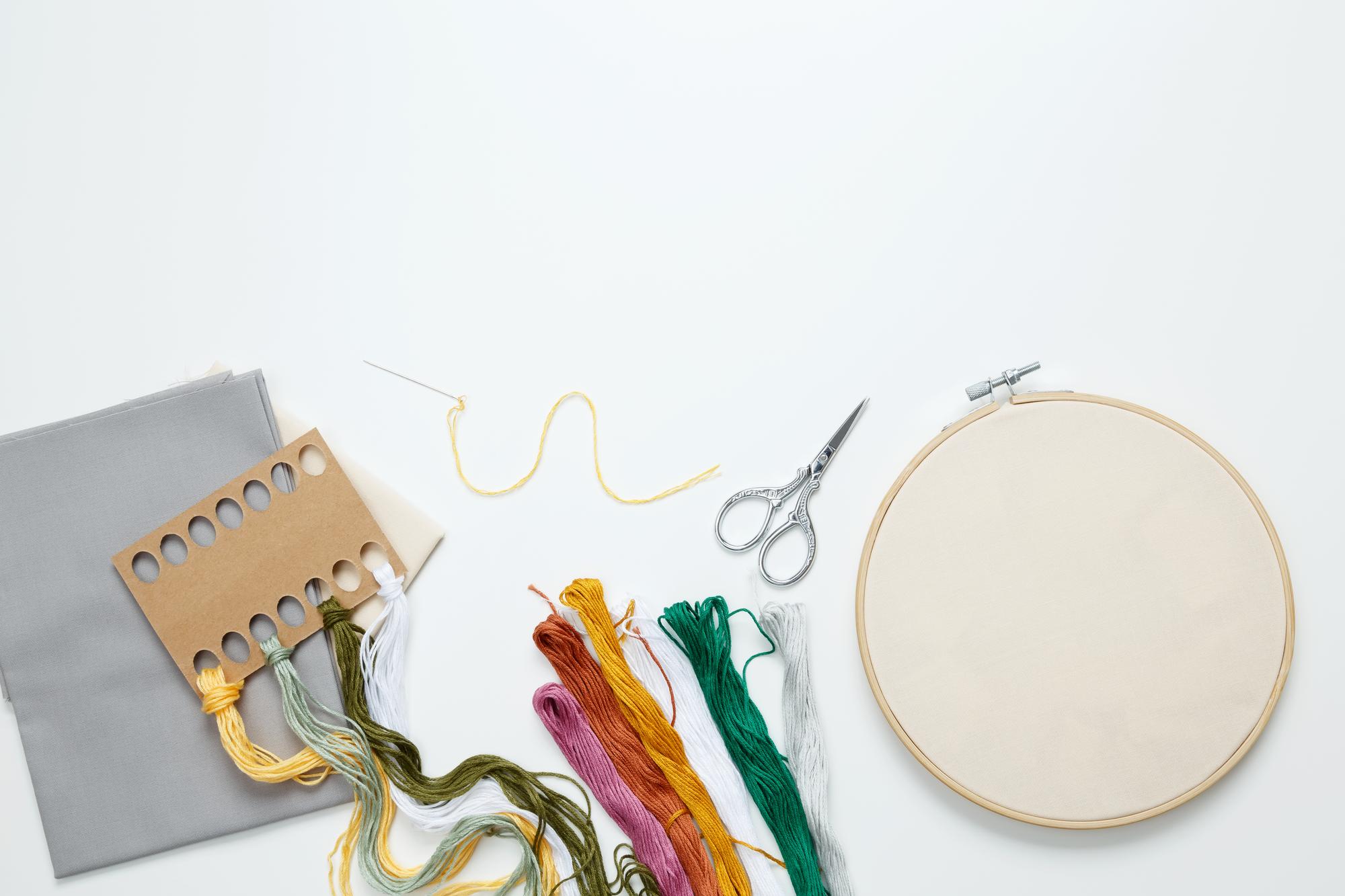 Atelier table with threads and hoops